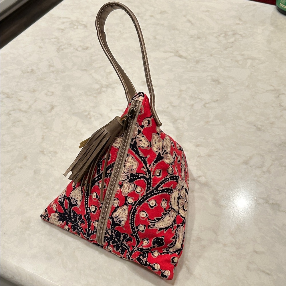 NWOT Elegant Triangle-Shaped Red and Tan Patterned Clutch